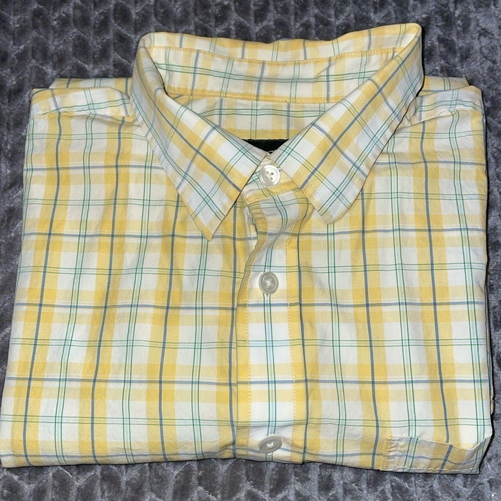 Eddie Bauer Short Sleeve Button down shirt.  100% Cotton. ‎ Size Large.